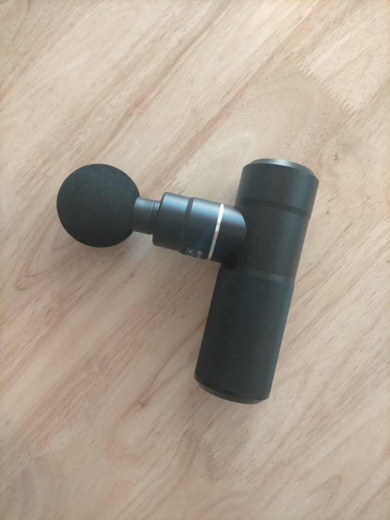 pistola de terapia de percusión utilizada en fisioterapia deportiva en Madrid